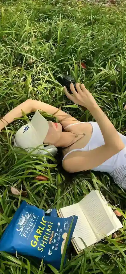 4k书本壁纸 - 休闲 - 女生 - 慵懒「哲风壁纸」