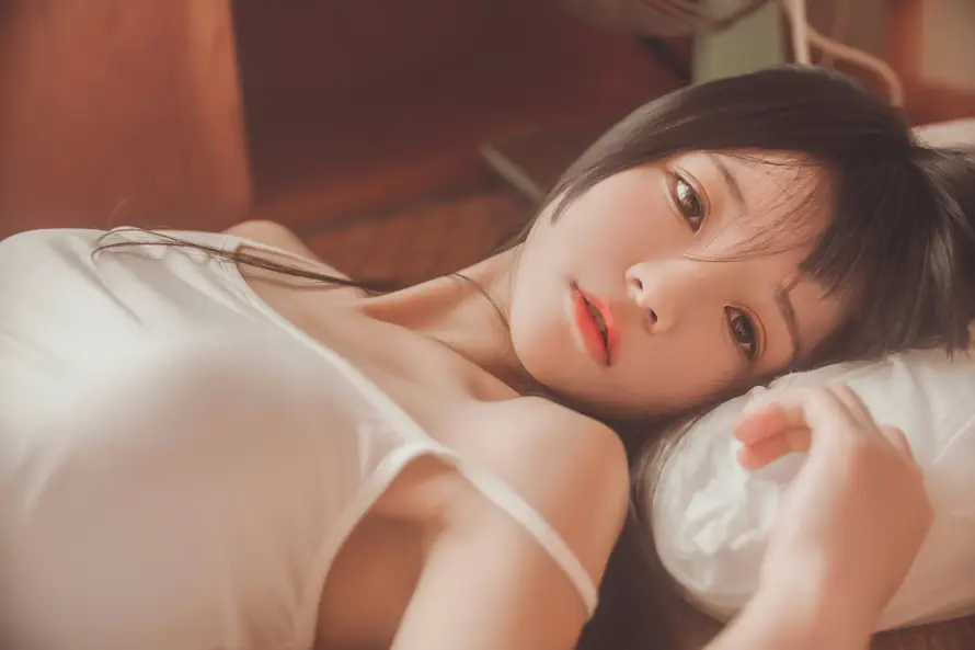 4k卧躺壁纸 - 吊带 - 室内 - 居家「哲风壁纸」