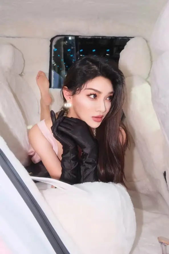 4k美女壁纸 - 美脚 - 车内 - 珍珠耳饰「哲风壁纸」