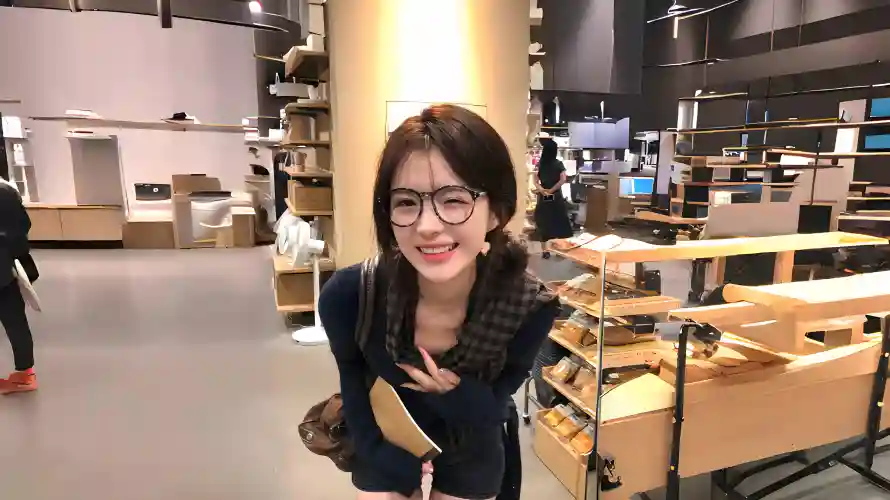 4k商场壁纸-戴眼镜与女生-黑色上衣壁纸推荐「哲风壁纸」