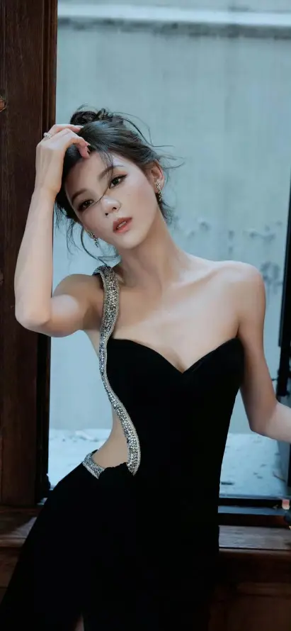 4k冷艳壁纸 - 室内 - 烫钻 - 黑裙「哲风壁纸」