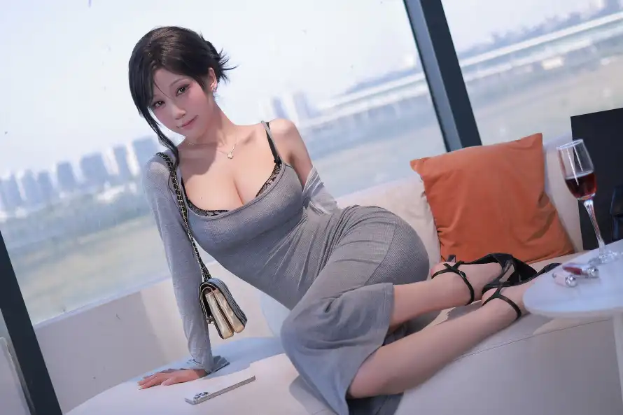 4k御姐壁纸 - 沙发 - 灰裙 - 红酒「哲风壁纸」