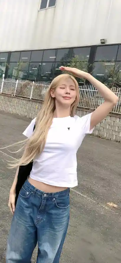 4k户外壁纸 - 街拍 - 金发 - 长发「哲风壁纸」