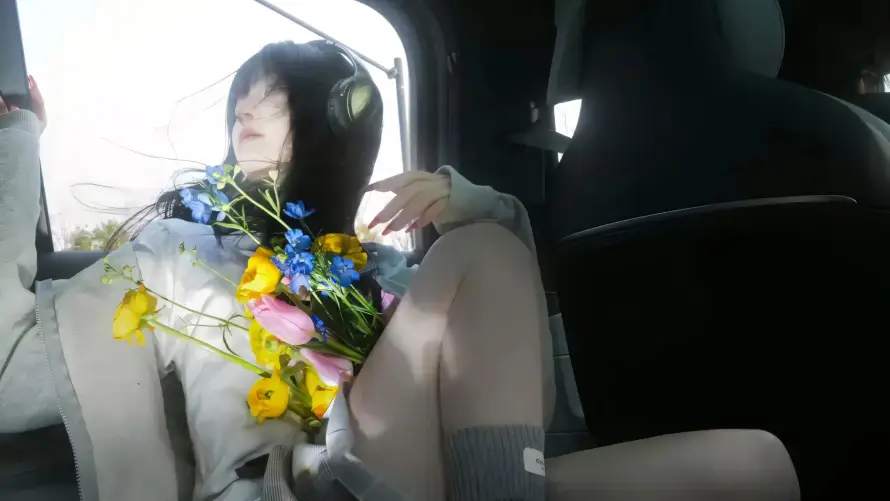 2k光影壁纸-氛围感和捧花-长发美女热门的壁纸「哲风壁纸」