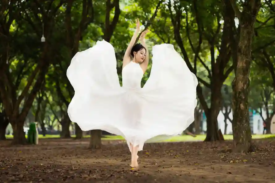 6k女性壁纸-艺术家与赤脚-壁纸分享「哲风壁纸」