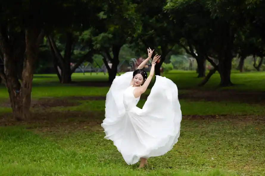 4k女性壁纸 - 户外 - 林间 - 树林「哲风壁纸」