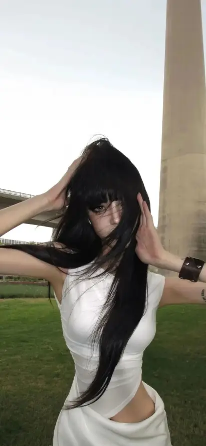 4k户外壁纸 - 美女 - 腕饰 - 草地「哲风壁纸」