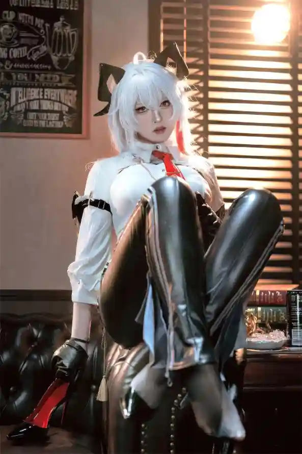 4k室内壁纸 - 沙发 - 白发 - cos「哲风壁纸」