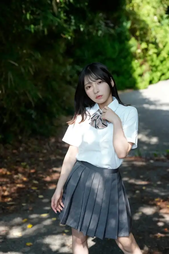 4k女生壁纸 - 学生 - 户外 - 树荫「哲风壁纸」