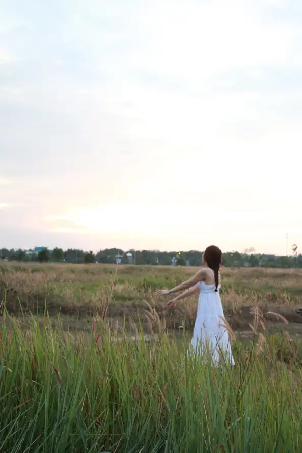 4k天空壁纸 - 少女 - 户外 - 治愈「哲风壁纸」