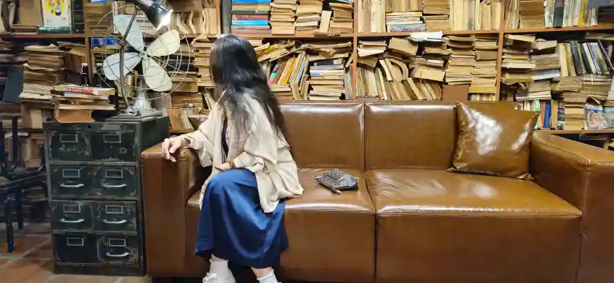 8k书屋壁纸-黄金屋壁纸和书店-长发女孩壁纸推荐「哲风壁纸」