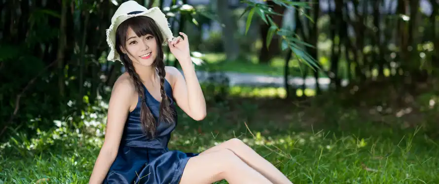 3k夏季壁纸-吊带裙壁纸和微笑-双麻花辫免费下载「哲风壁纸」