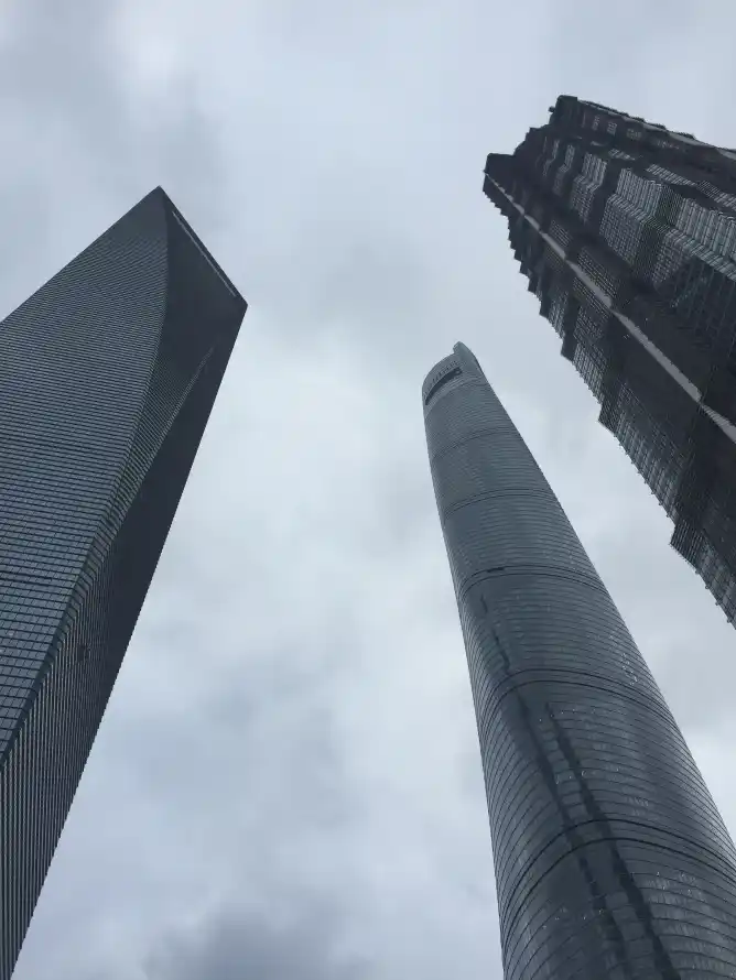 4k上海壁纸 - 仰拍 - 天空 - 阴天「哲风壁纸」