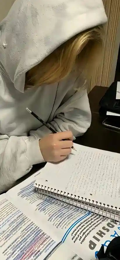 4k书桌壁纸 - 写字 - 卫衣 - 学习「哲风壁纸」