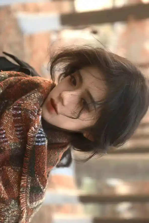 4k女生壁纸 - 户外 - 暖光 - 真人「哲风壁纸」