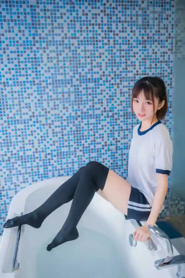 4k坐姿壁纸 - 少女 - 日系 - 浴室「哲风壁纸」