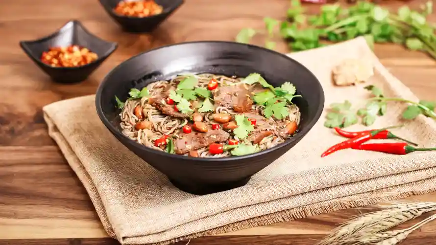 4k中餐壁纸-牛肉粉和小吃-木质桌面热门的壁纸「哲风壁纸」