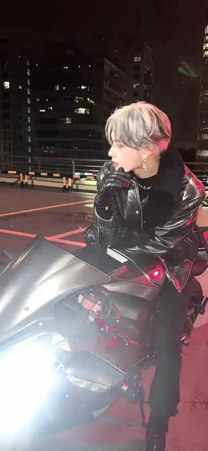 4k皮衣壁纸 - 酷帅 - 银发 - 摩托车「哲风壁纸」