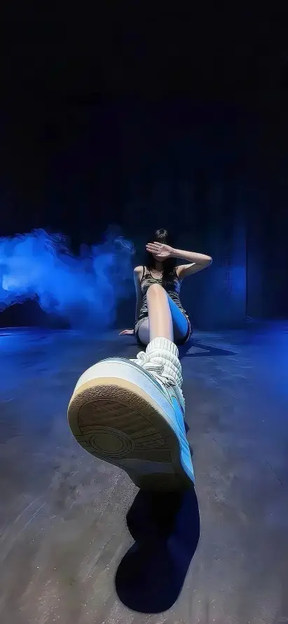 4k伸腿壁纸 - 女生 - 抬手 - 短裤「哲风壁纸」
