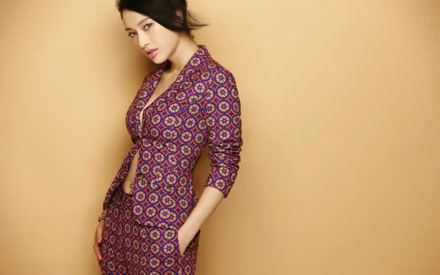 2k人像壁纸-印花服饰与写真-暖黄背景免费下载「哲风壁纸」