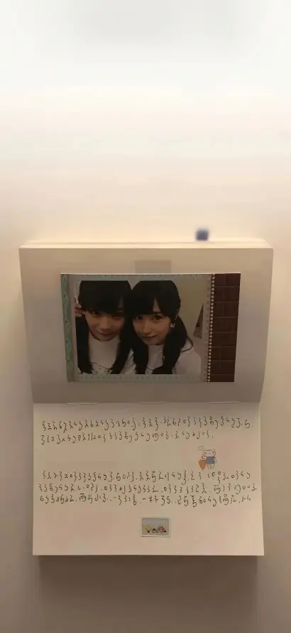 4k合影壁纸 - 墙面 - 女孩 - 室内「哲风壁纸」