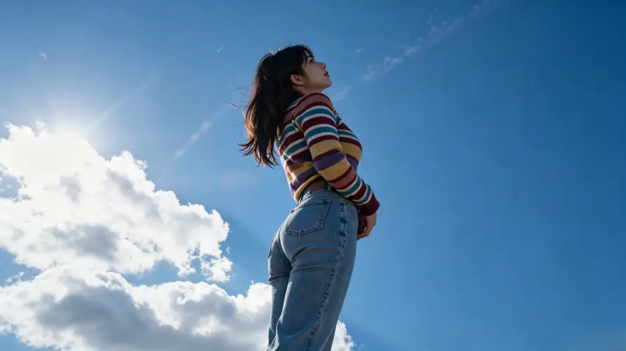 4k仰头壁纸 - 好看 - 少女 - 户外「哲风壁纸」