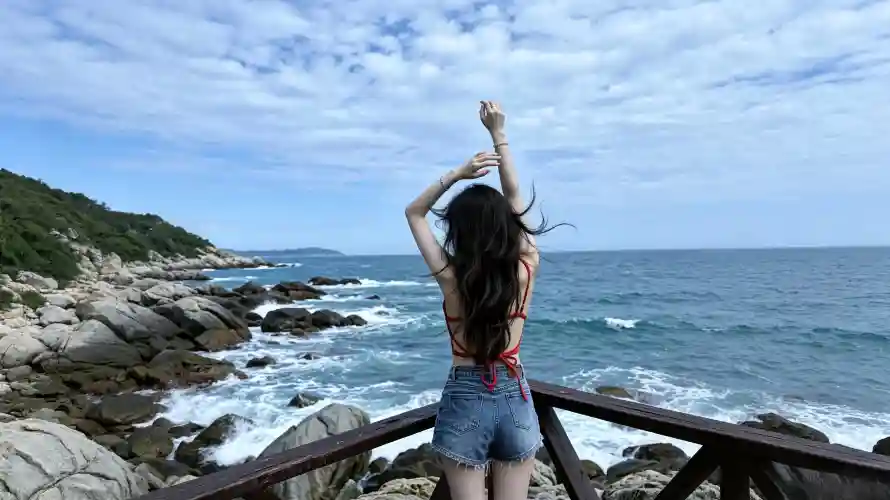 3k吊带壁纸-观景台和少女-牛仔短裤热门的壁纸「哲风壁纸」