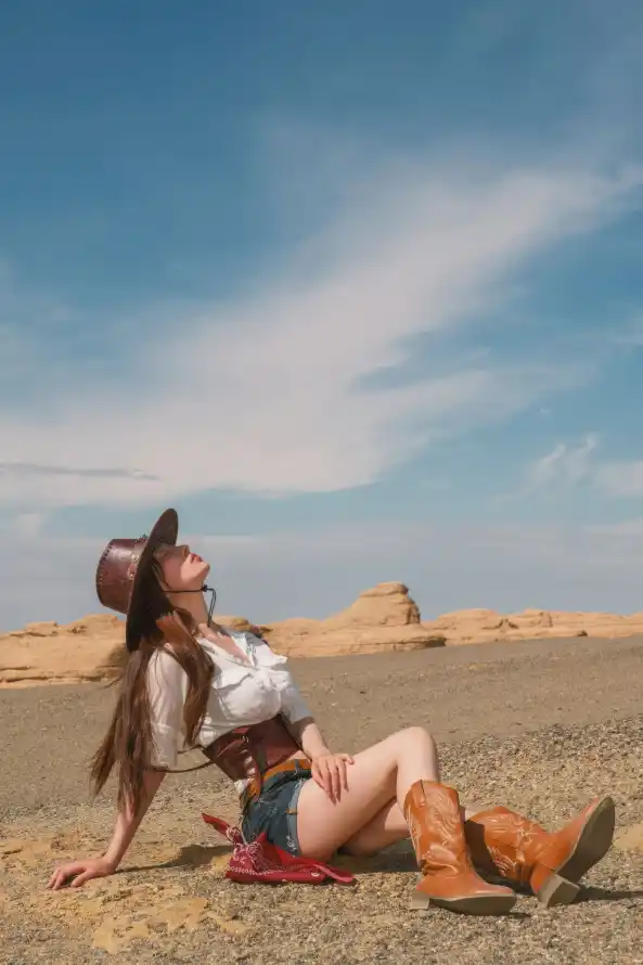 4k戈壁壁纸 - 户外 - 牛仔 - 美女「哲风壁纸」