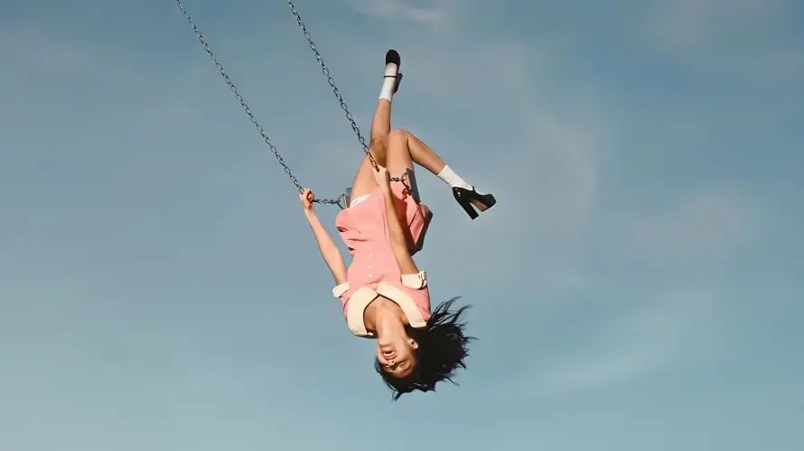 4k倒挂壁纸 - 少女 - 户外 - 白袜「哲风壁纸」