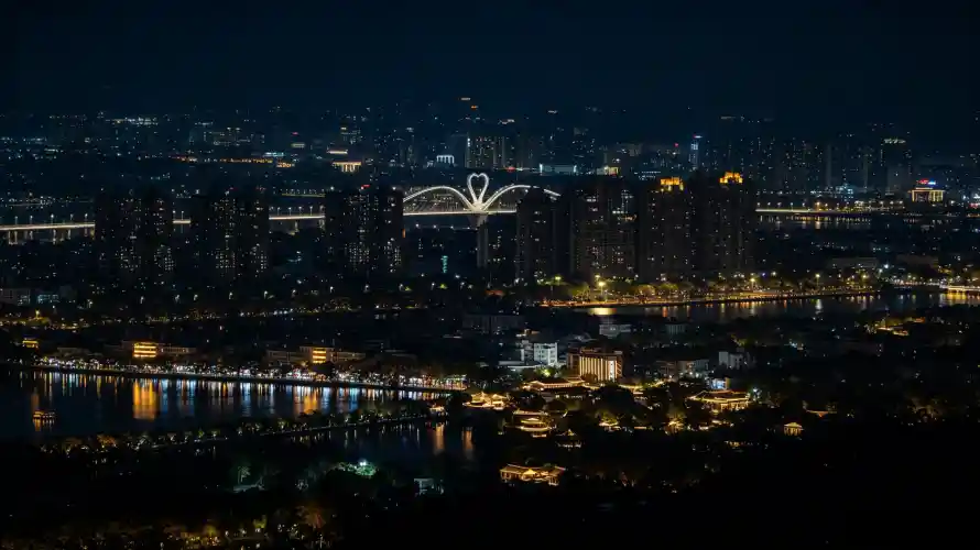 3k倒影壁纸-大莲花与夜晚-城市夜景免费下载「哲风壁纸」