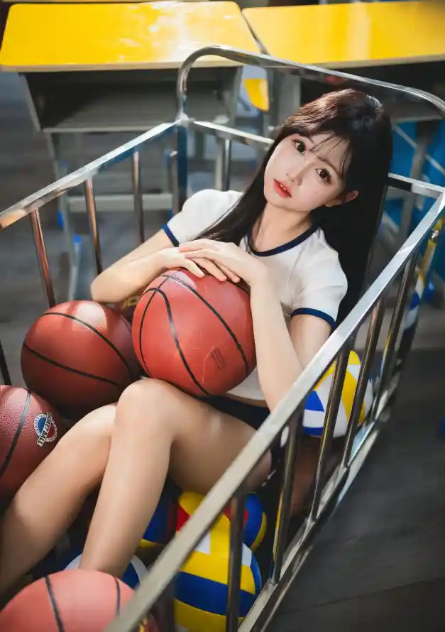 4k篮球壁纸 - 美女 - 白短袖 - 篮球场「哲风壁纸」