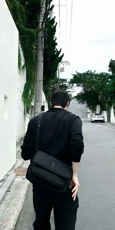4k男生壁纸 - 白墙 - 绿植 - 背影「哲风壁纸」
