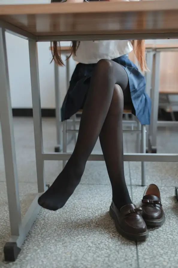 4kjk壁纸 - 坐姿 - 少女 - 教室「哲风壁纸」