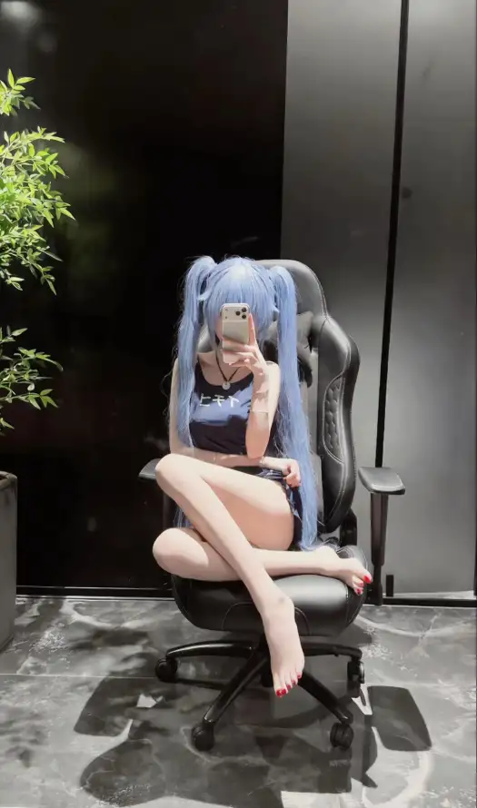 4k坐姿壁纸 - 室内 - 绿植 - 美女「哲风壁纸」