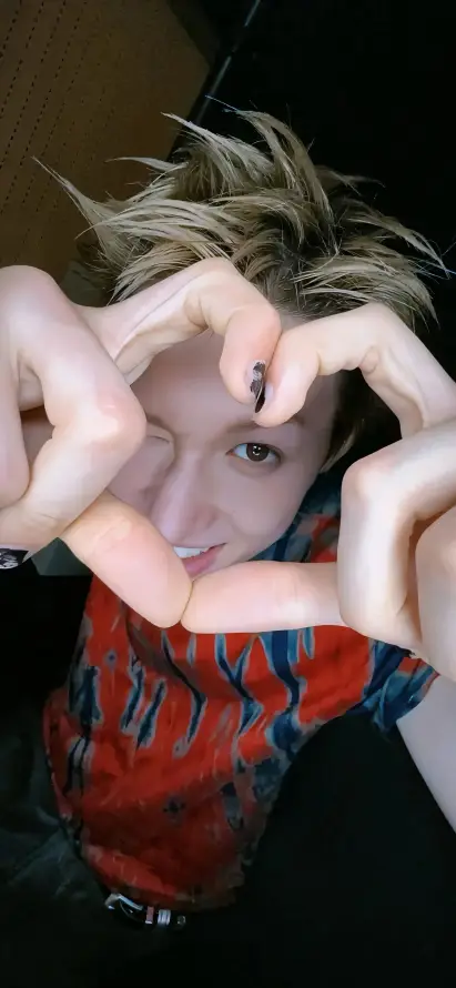 4k微笑壁纸 - 比心 - 混血 - 队长「哲风壁纸」