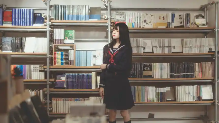 4kjk壁纸 - 书架 - 制服 - 室内「哲风壁纸」