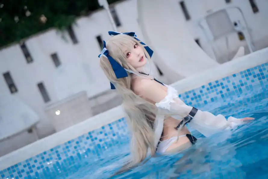 4k夏日壁纸 - 少女 - 水面 - 泳池「哲风壁纸」