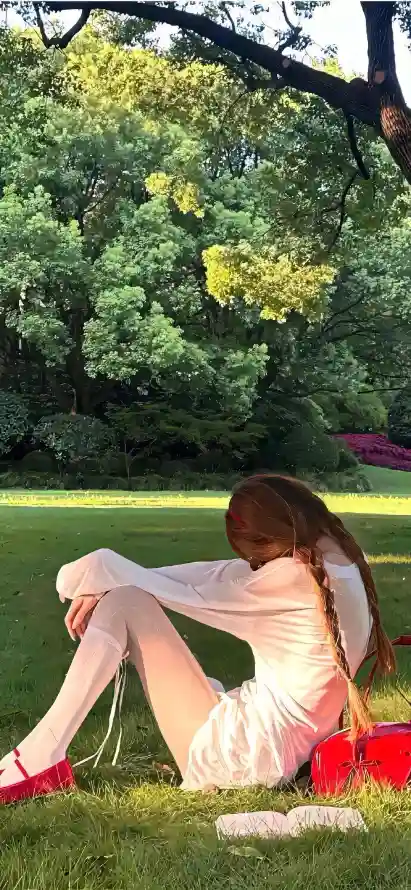 4k休闲壁纸 - 少女 - 户外 - 树林「哲风壁纸」