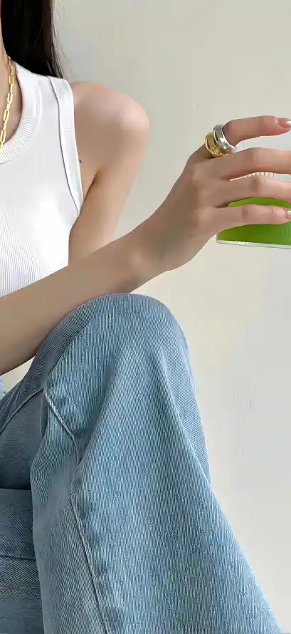 4k坐姿壁纸 - 戒指 - 简约 - 美女「哲风壁纸」