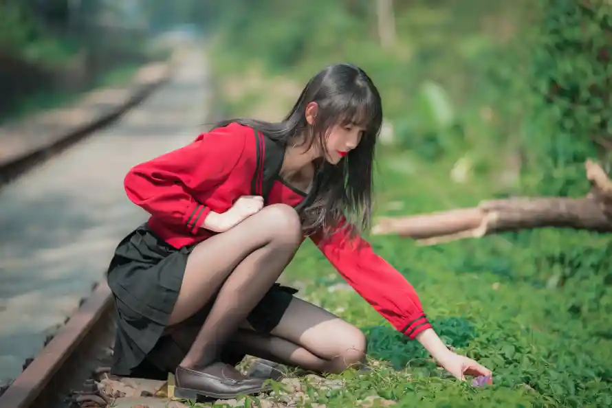 4k户外壁纸 - 红衣 - 美女 - 草地「哲风壁纸」 4k户外壁纸 - 红衣 - 美女 - 草地「哲风壁纸」