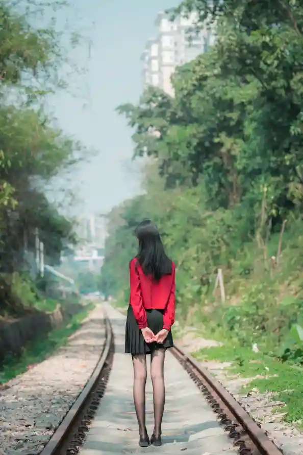 4k女生壁纸 - 户外 - 树林 - 红衣「哲风壁纸」