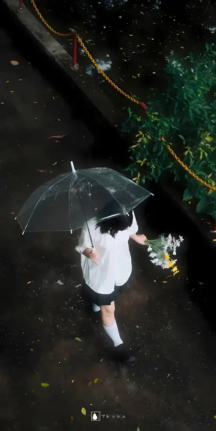 4k少女壁纸 - 散步 - 短裤 - 绿植「哲风壁纸」