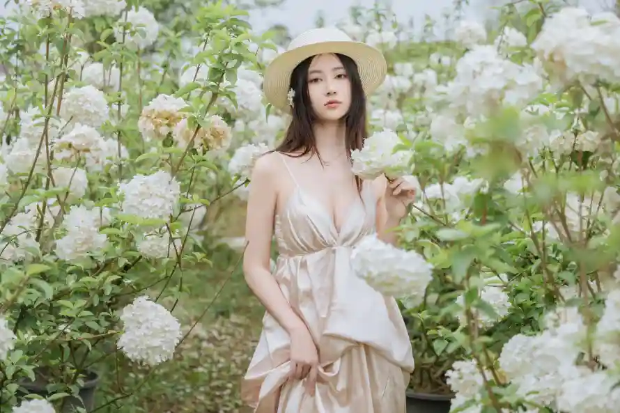 4k写真壁纸 - 少女 - 户外 - 绿植「哲风壁纸」