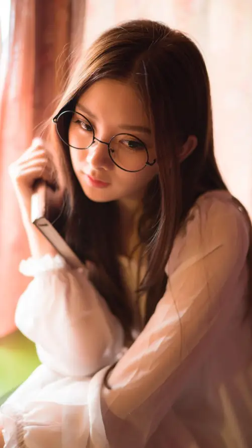 4k长发壁纸 - 眼镜 - 暖光 - 少女「哲风壁纸」