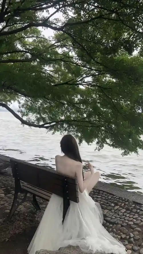 4k少女壁纸 - 户外 - 树荫 - 水面「哲风壁纸」