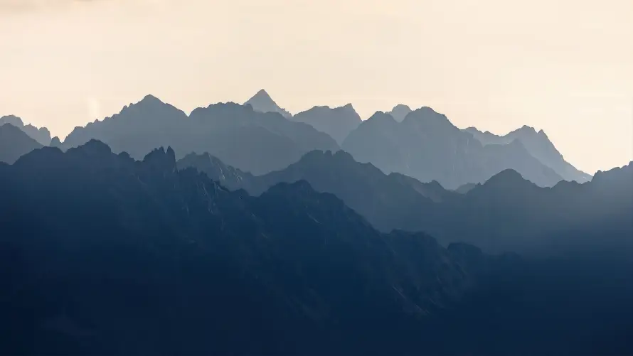 4k大气壁纸 - 山峦 - 简约 - 精选「哲风壁纸」