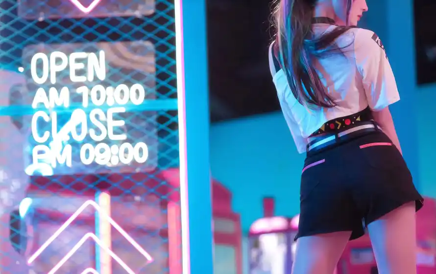 4k时尚壁纸-发光字 - 美女-蓝粉光影免费下载「哲风壁纸」