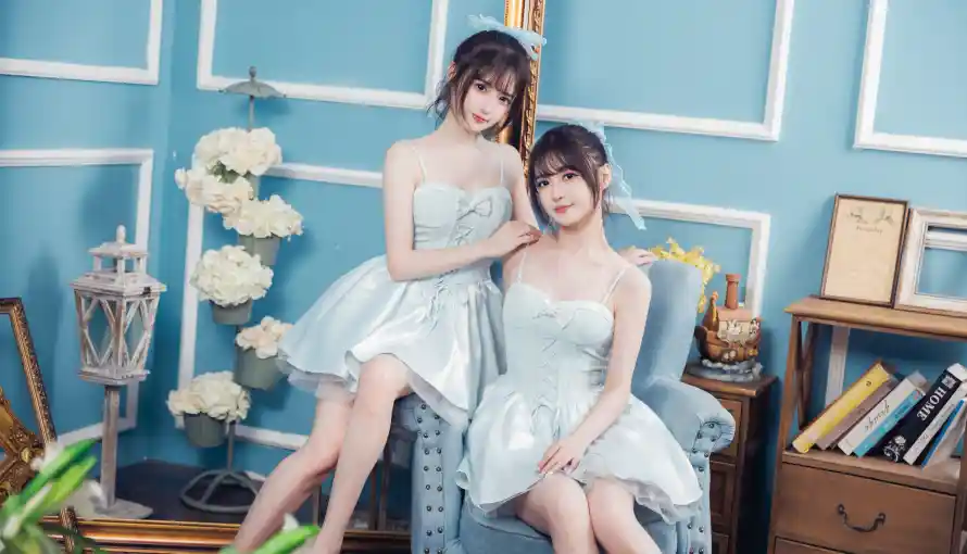 4k书架壁纸-少女风与沙发-双生少女热门的壁纸「哲风壁纸」