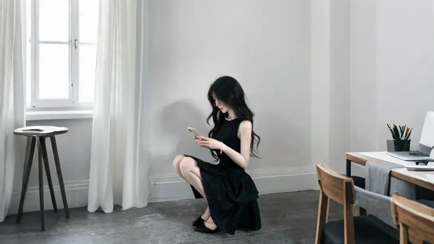 2k书桌壁纸-极简风与木椅-居家场景热门的壁纸「哲风壁纸」