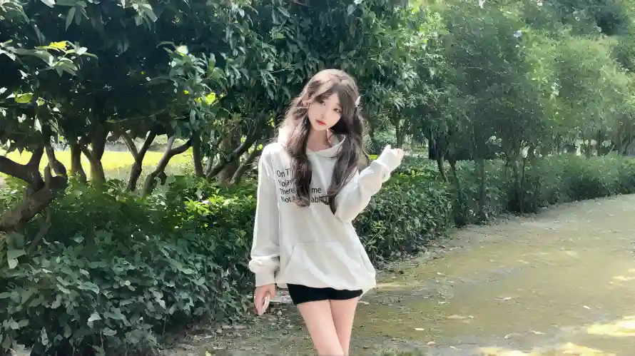 4k夏日壁纸 - 女生 - 小路 - 户外「哲风壁纸」
